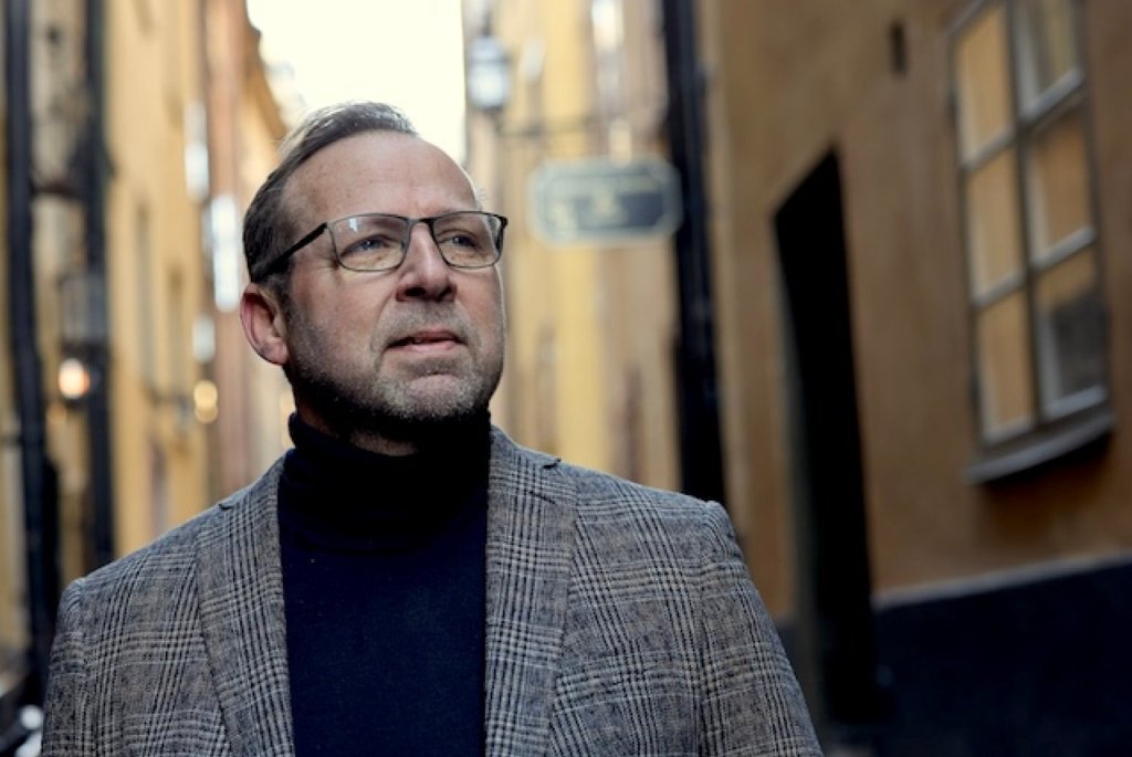 Utomhusfoto på Emil Gullers, VD på Zyense. Stadsmiljö från Gamla Stan i Stockholm syns i bakgrunden.