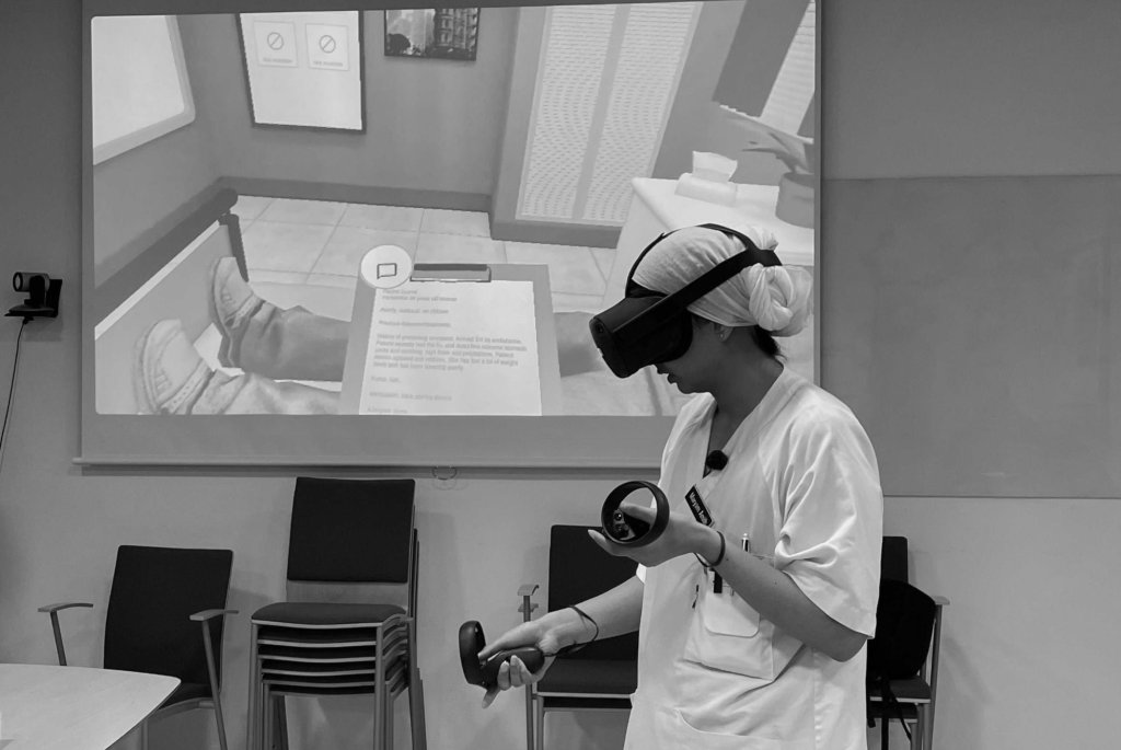 Fotografi inifrån Stavanger Universitetssjukhus där läkarstuderande, i en fiktiv patientsituation, tränar på att diagnotisera sjukdomar med hjälp av ett VR-set.