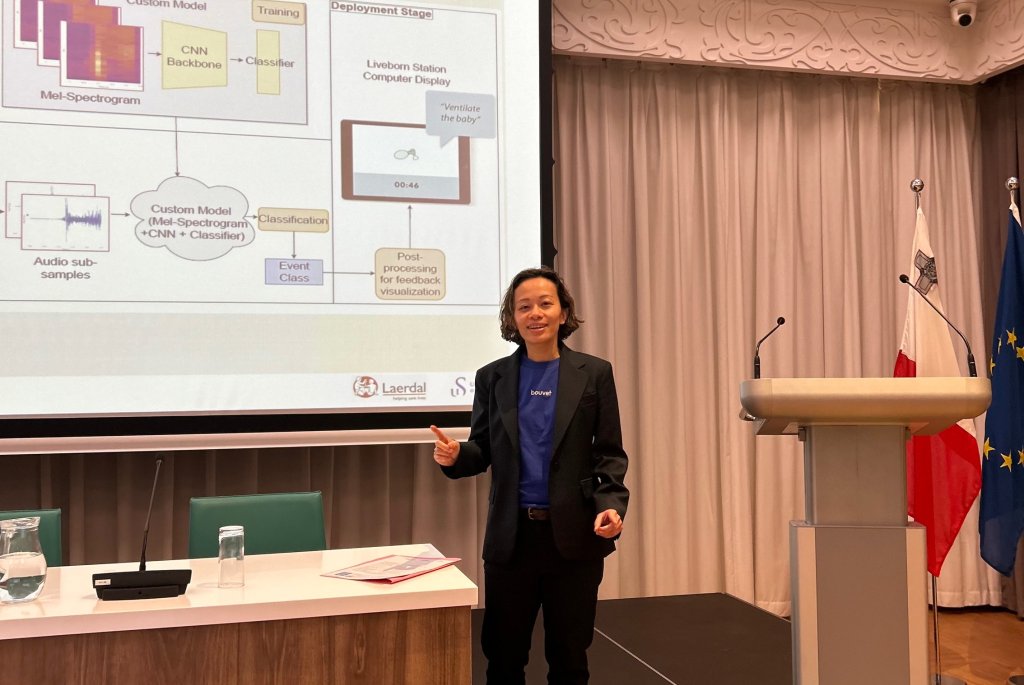 Bouvets medarbetare Hanna Håland håller ett föredrag om sitt projekt.