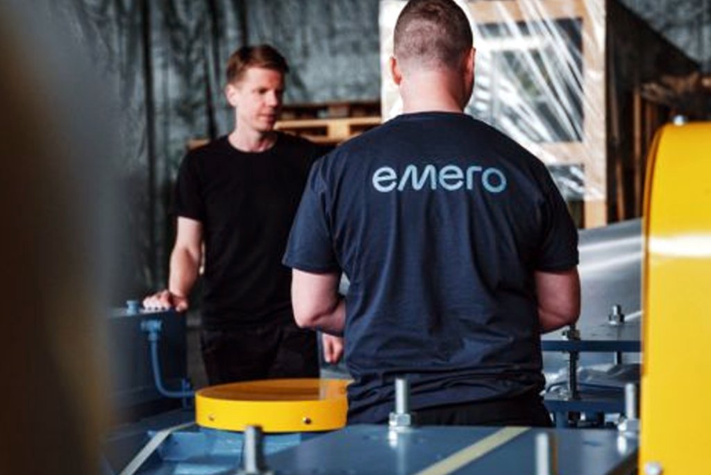 Bilden visar två personer som arbetar på Emero.