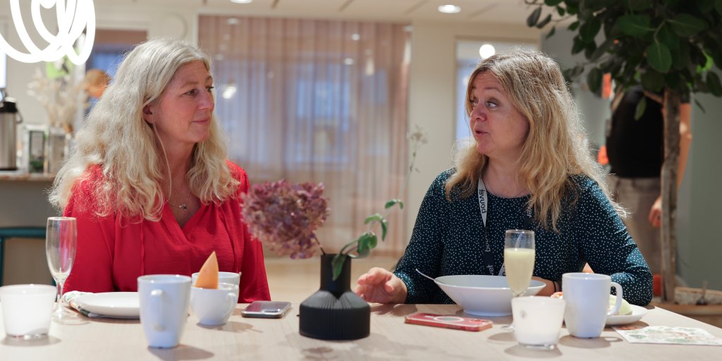 Bouvetmedarbetarna Lotta Nordh Rubulis och Sofia Trygg Lycke äter frukost i Bouvets lokaler i Stockholm
