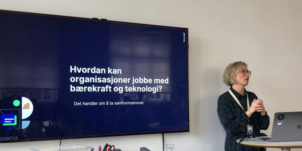 Pia Virmalainen håller föredrag internt på Bouvet om digital hållbarhet