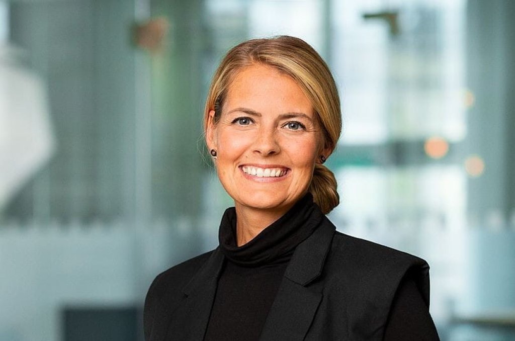 Porträttbild på Lovisa Dombrowe från Visiba Care i kontorsmiljö