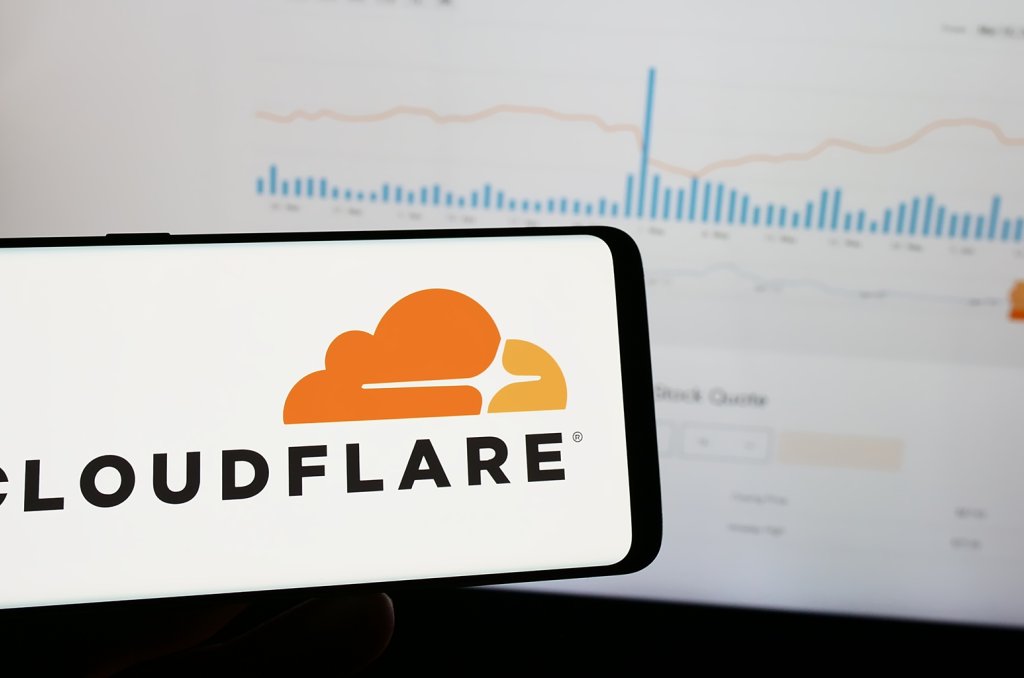 Foto som visar Cloudfares logotype samt ett dekorativt diagram i bakgrunden