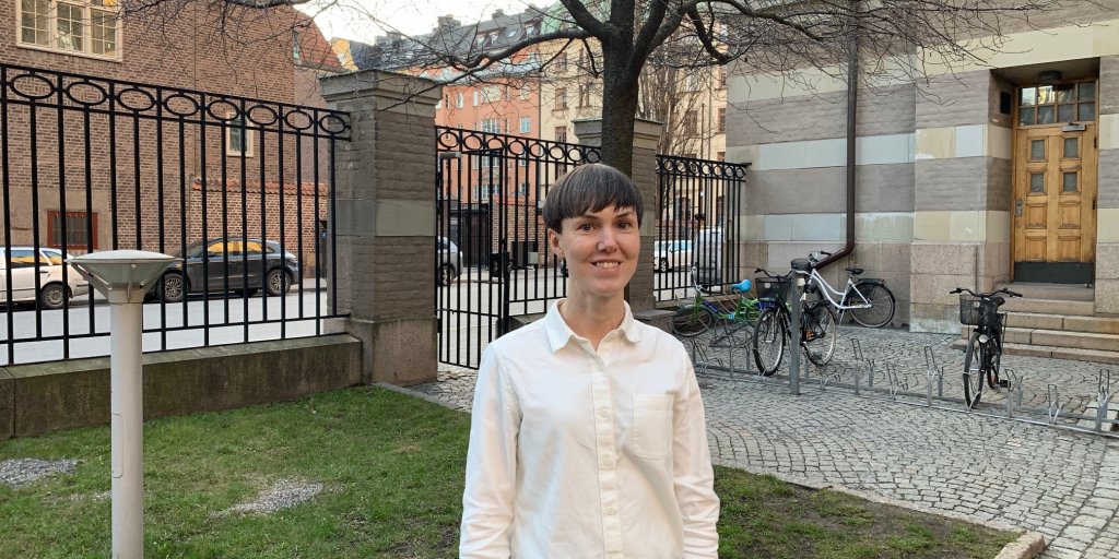 Utomhusbild på Bouvets medarbetare Karin Ahlzén framför fastigheten där Bouvet har sitt kontor.