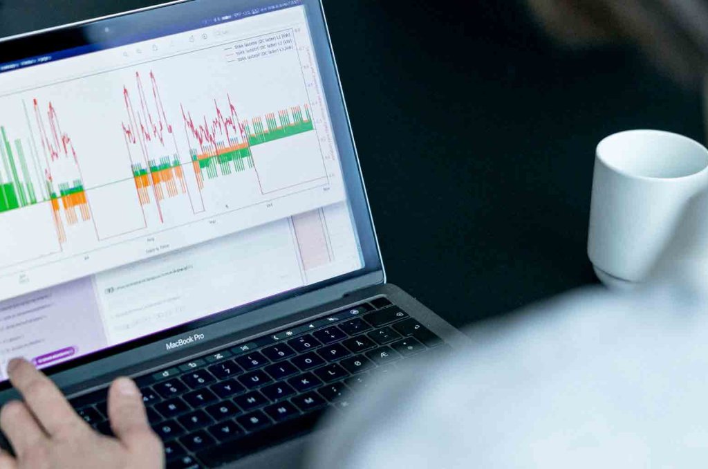 Bild på dataskärm där olika grafer med energidata visas