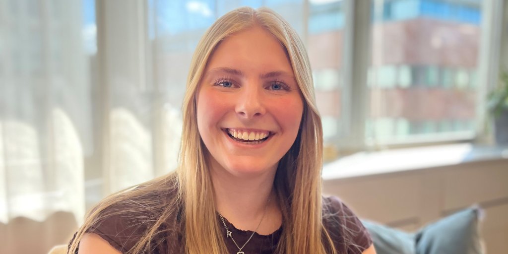 Porträttbild på praktikanten Sofie Andersson i Bouvets lokaler i Stockholm