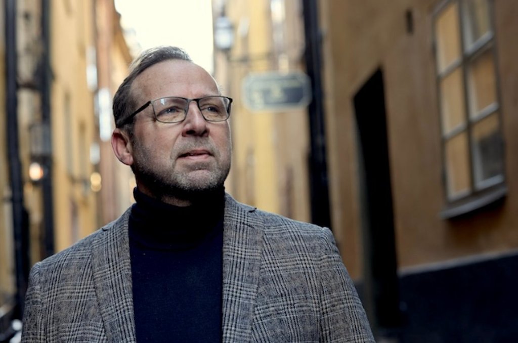 Utomhusfoto på Emil Gullers, VD på Zyense. Stadsmiljö från Gamla Stan i Stockholm syns i bakgrunden.