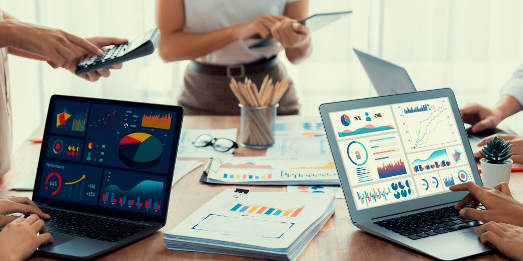 Personer som sitter och jobbar framför datorskärm som visar på olika visualiseringar av data i grafer, tabeller, diagram.
