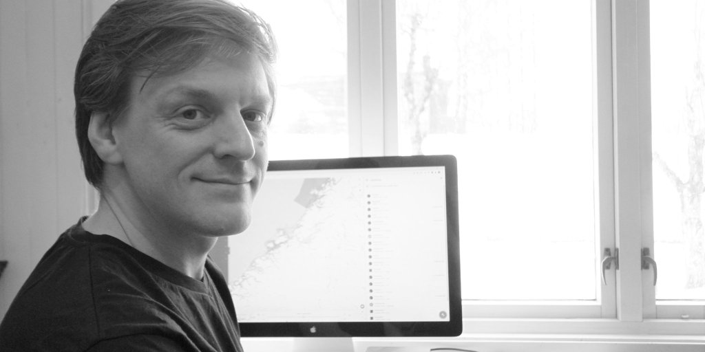 Svartvit porträttbild av Bouvets medarbetare Arne Vidar framför en datorskärm