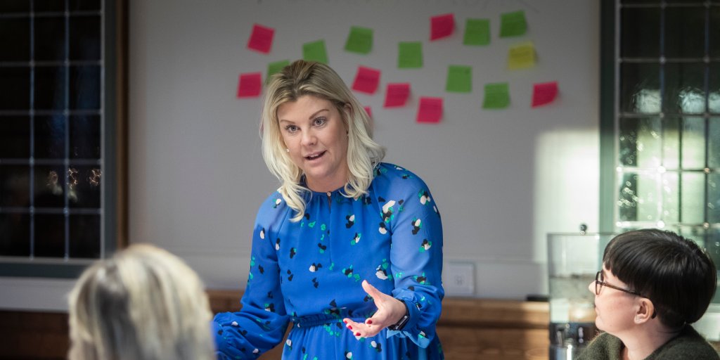 Fotografi på Bouvets konsult Karin när hon leder en utbildning för medarbetare på Region Dalarna.