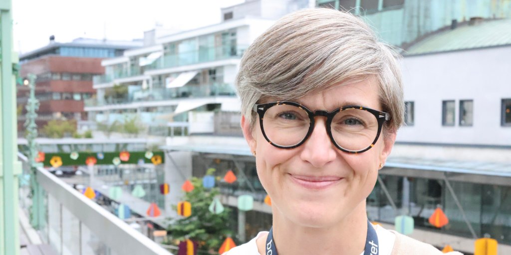 Foto på Bouvetmedarbetaren Barbara Axnäs, utomhus på terassen utanför Bouvets kontor