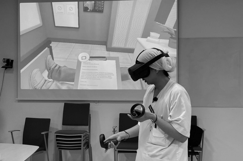 Fotografi inifrån Stavanger Universitetssjukhus där läkarstuderande, i en fiktiv patientsituation, tränar på att diagnotisera sjukdomar med hjälp av ett VR-set.