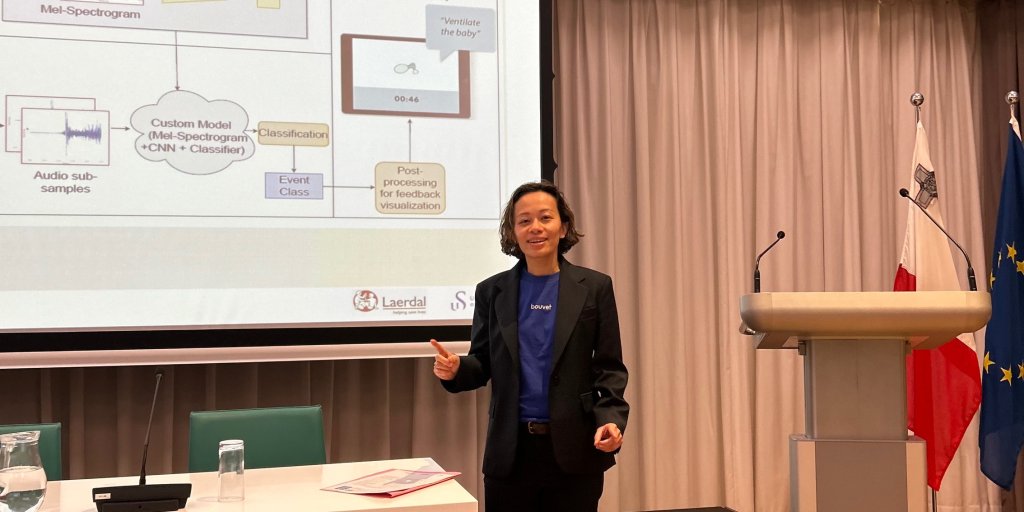 Bouvets medarbetare Hanna Håland håller ett föredrag om sitt projekt.