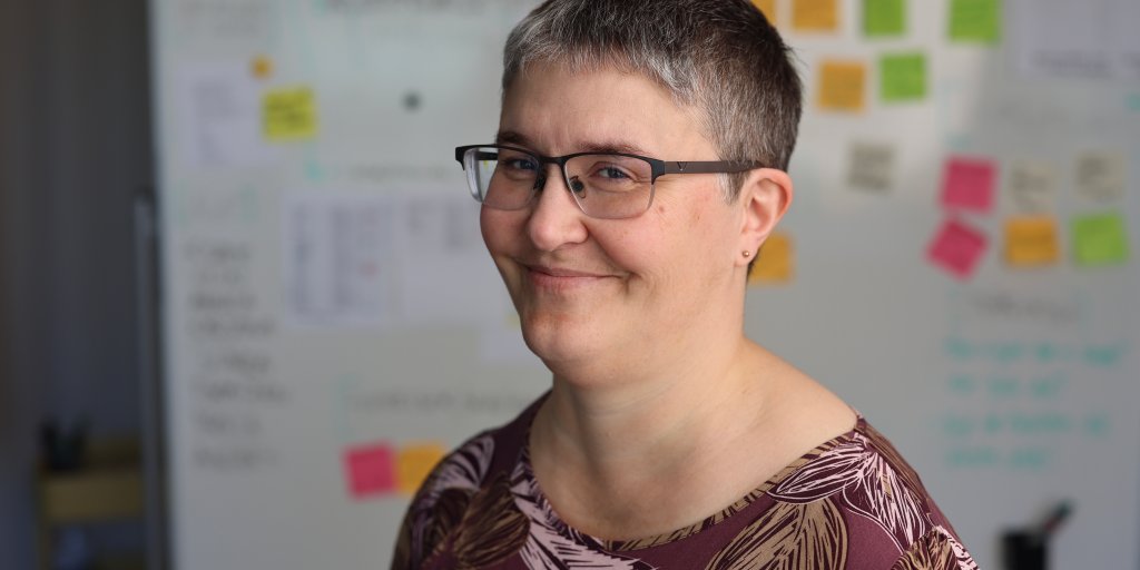 Bouvetmedarbetaren Ylva Strandell, en whiteboardtavla med postitlappar syns i bakgrunden