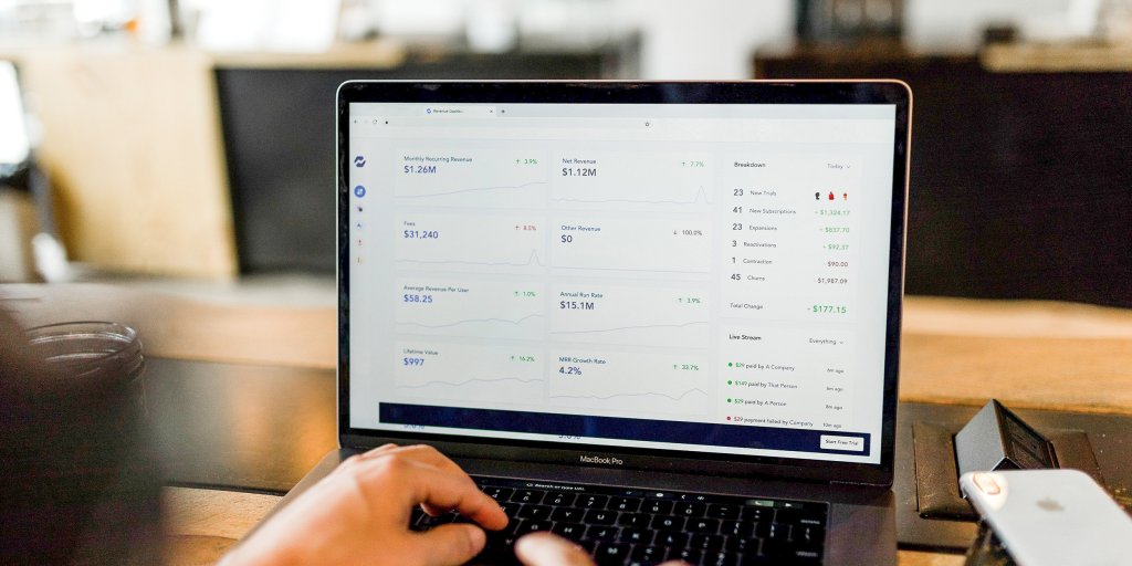 Bilden visar händer som skriver på ett tangentbord på en laptop
