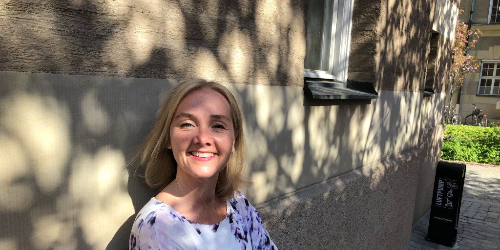 Foto på Bouvetmedarbetaren Teresa Nilsson utanför fastigheten där Bouvet har sitt Stockholmskontor.