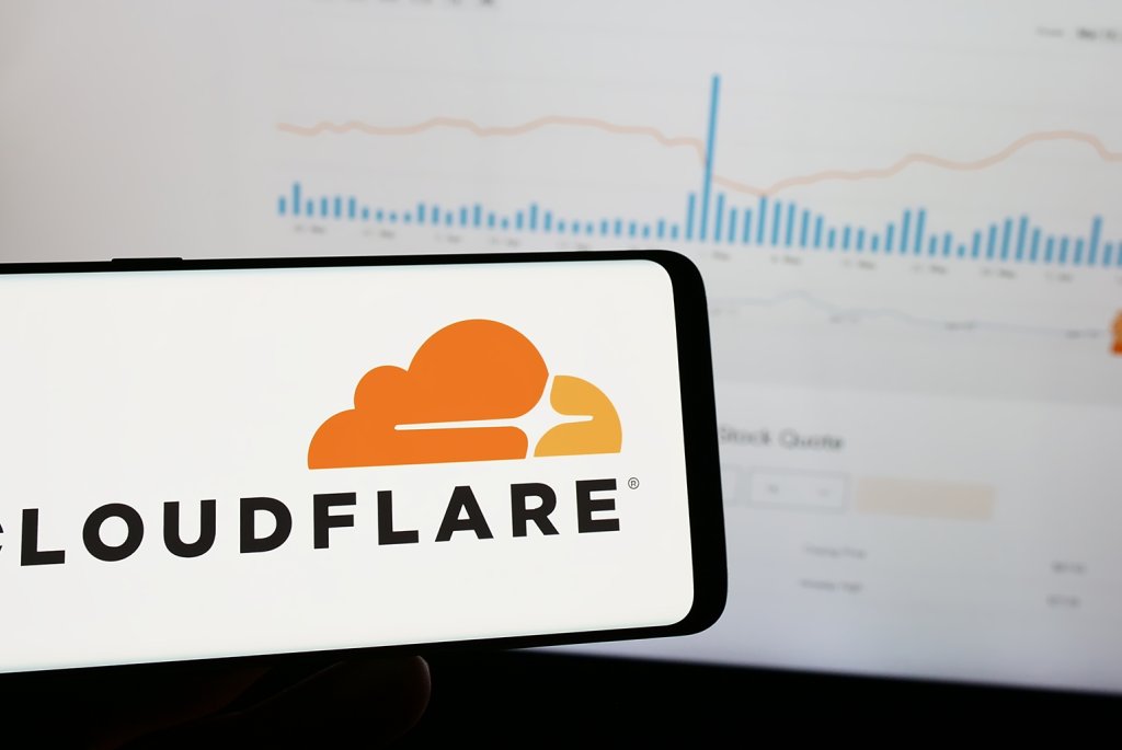 Foto som visar Cloudfares logotype samt ett dekorativt diagram i bakgrunden