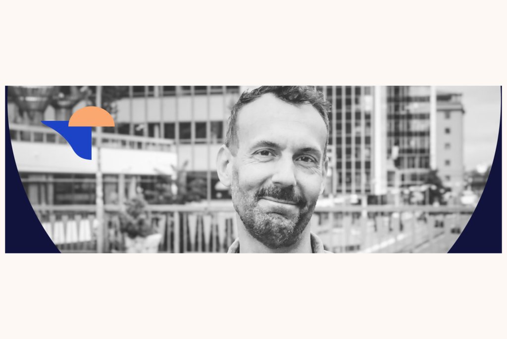 Bild på Bouvetmedarbetaren Christer med vy av Stockholms innerstad i bakgrunden